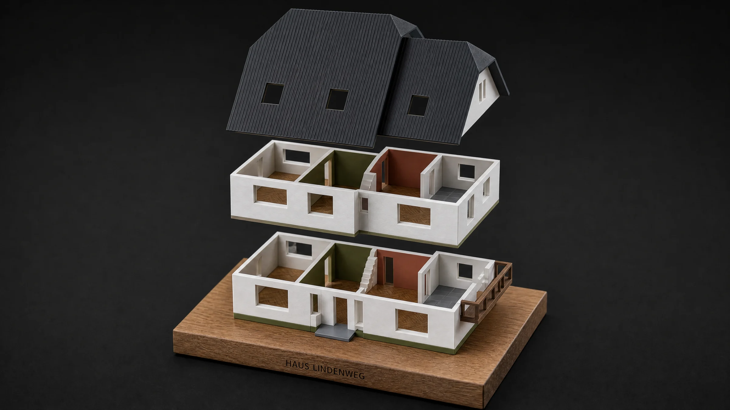 Modellhaus mit abgehobenem Dach und abgehobener Etage, darunter die Räume des Erdgeschosses